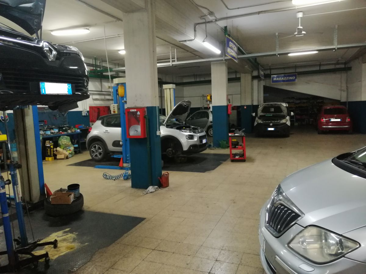 Auto officina di  6 vani /700 mq  a Bari - Carbonara