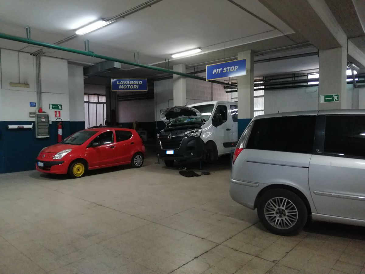 Auto officina di  6 vani /700 mq  a Bari - Carbonara