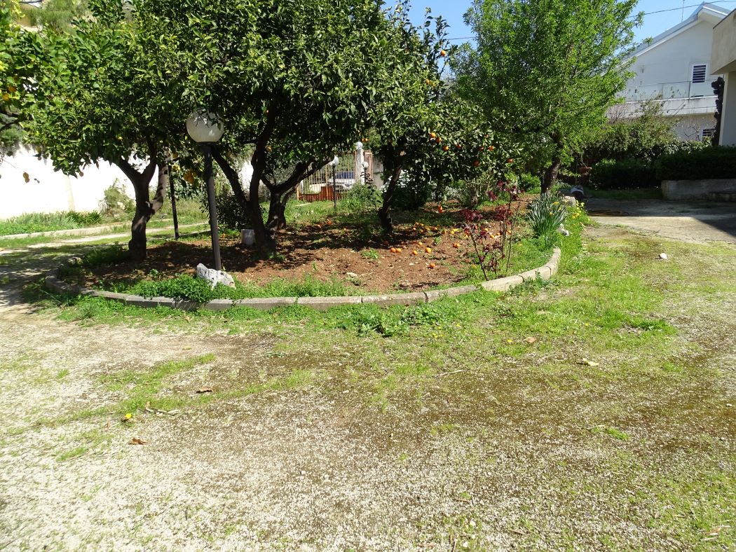 Bari Trav. Via Giulio Petroni, pressi Famila, villa unifamiliare con terreno di mq. 1500 circa in zona di espansione C2.