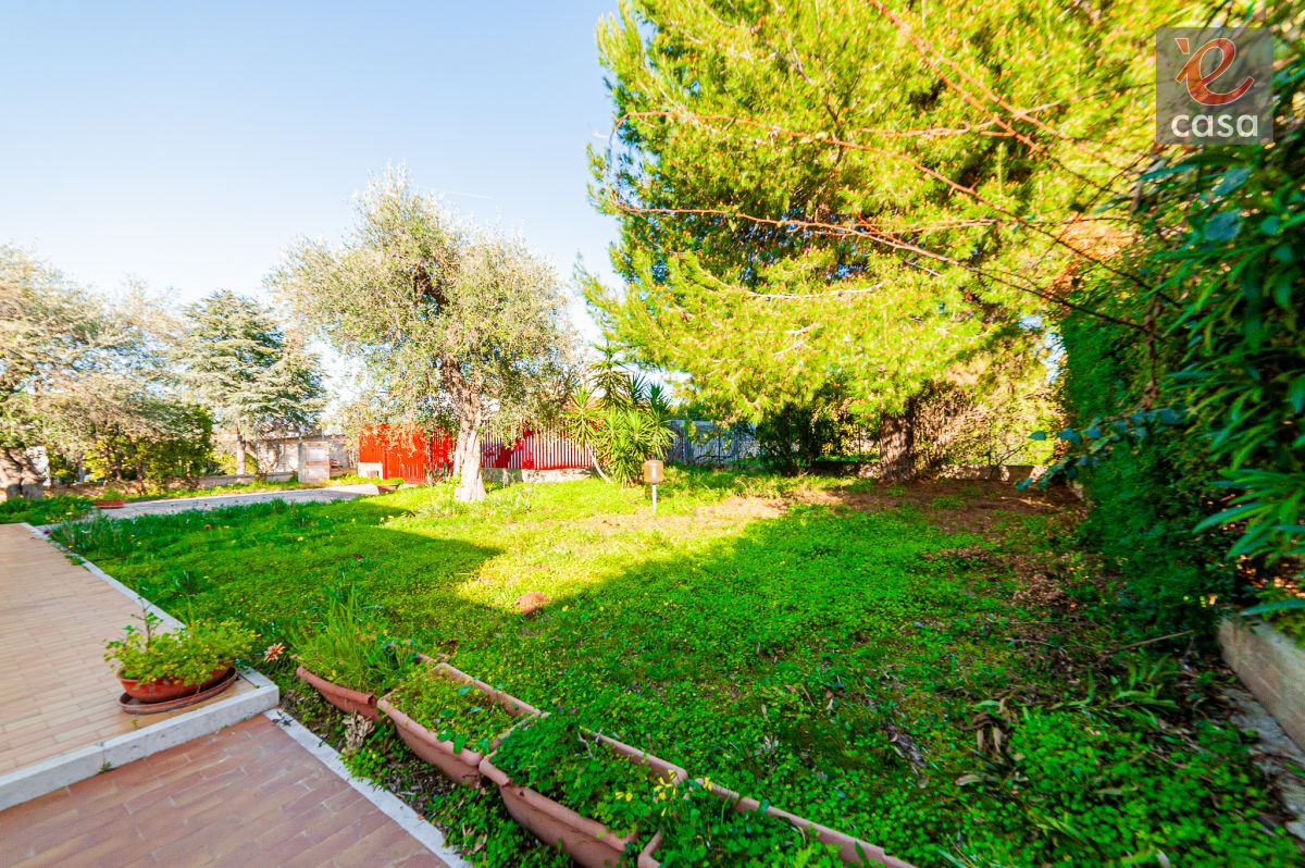 Villa (zona residenziale) di  4 vani /150 mq  a Noicattaro (zona zona poggio verde)