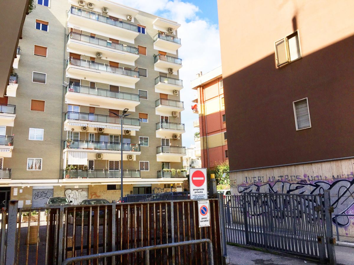 Appartamento di  4 vani /150 mq  a Bari - Picone (zona Policlinico - Stazione)