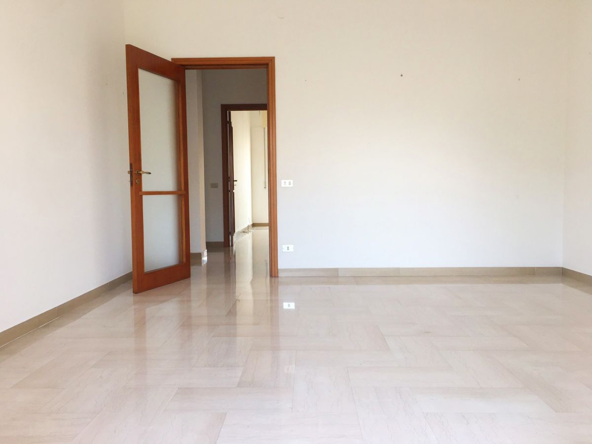 Appartamento di  4 vani /150 mq  a Bari - Picone (zona Policlinico - Stazione)