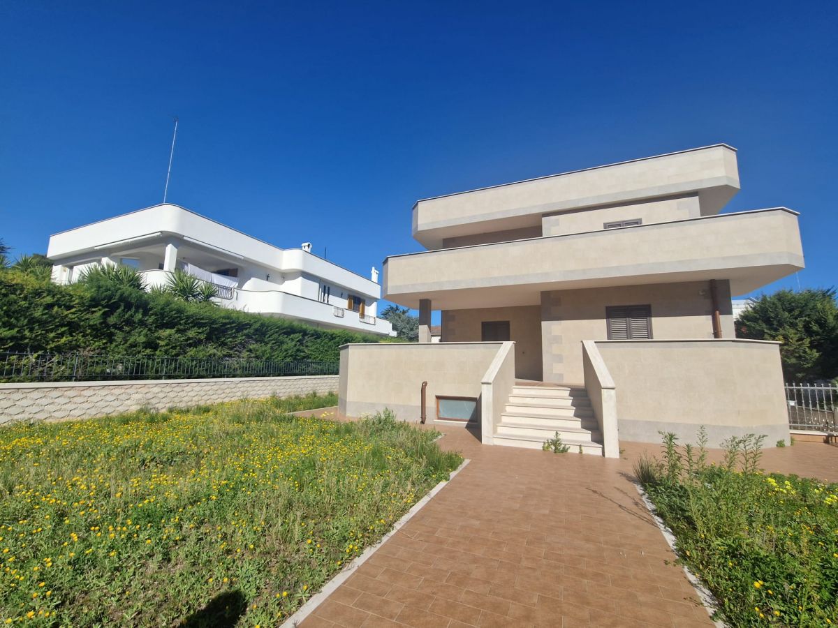 Villa Unifamiliare di  9 vani /439 mq  a Trani (zona Zona Ospedale)