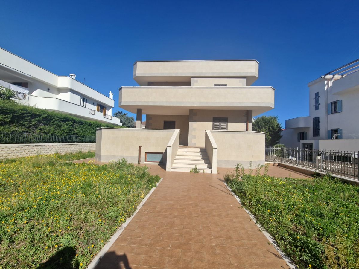 Villa Unifamiliare di  9 vani /439 mq  a Trani (zona Zona Ospedale)