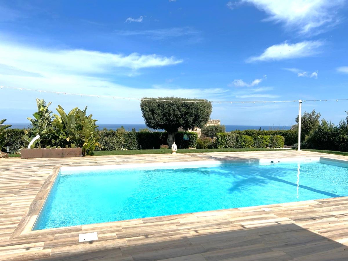 Villa (zona residenziale) di  8 vani /220 mq  a Polignano a Mare