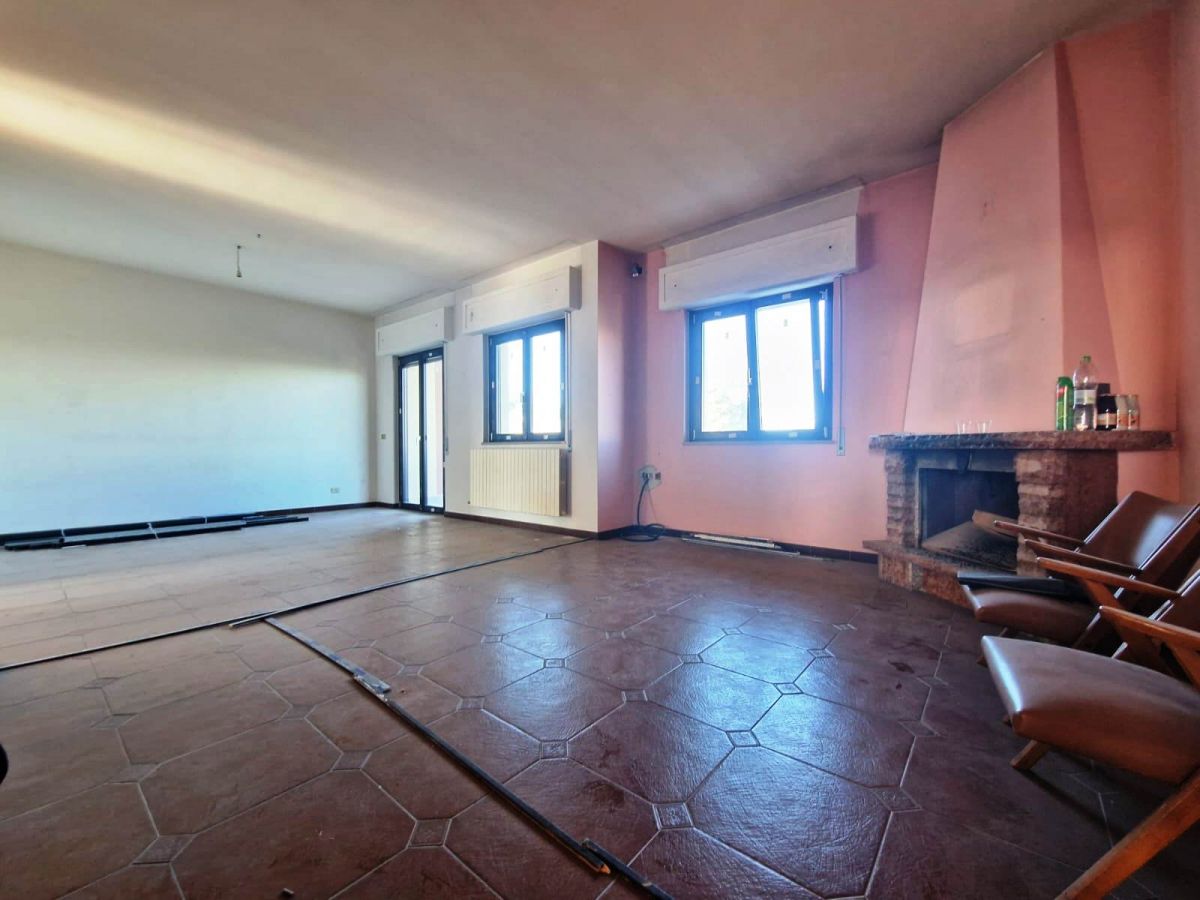 Appartamento di  5 vani /198 mq  a Trani (zona Capirro)