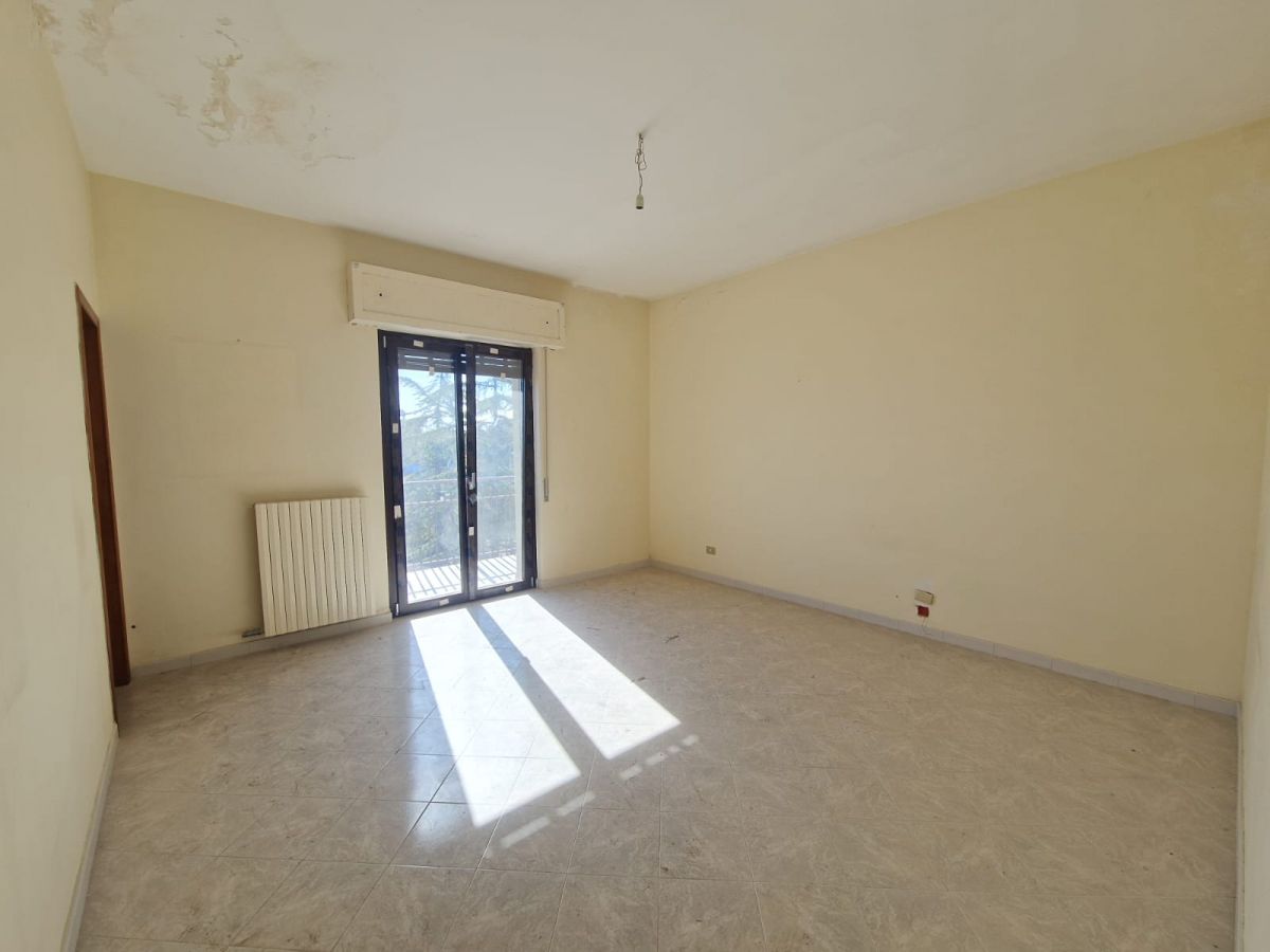 Appartamento di  5 vani /198 mq  a Trani (zona Capirro)