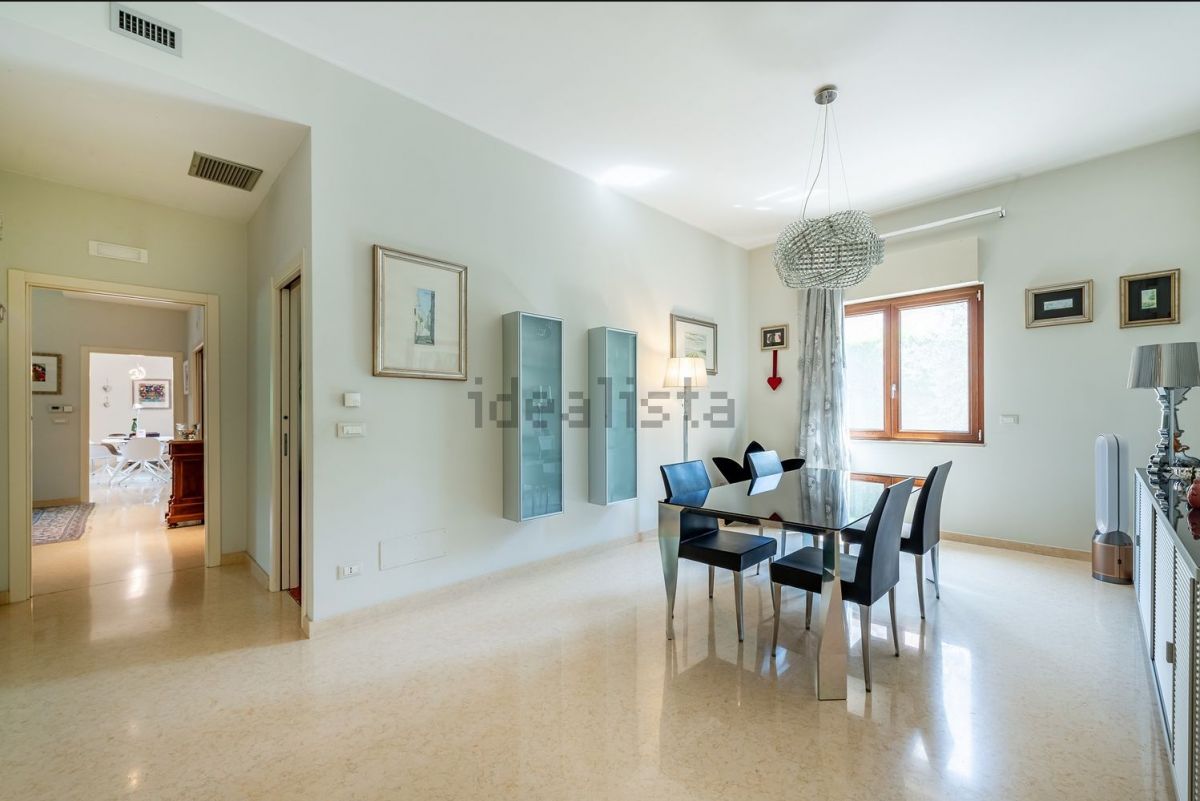 Villa (zona residenziale) di  10 vani /743 mq  a Trani (zona Capirro)