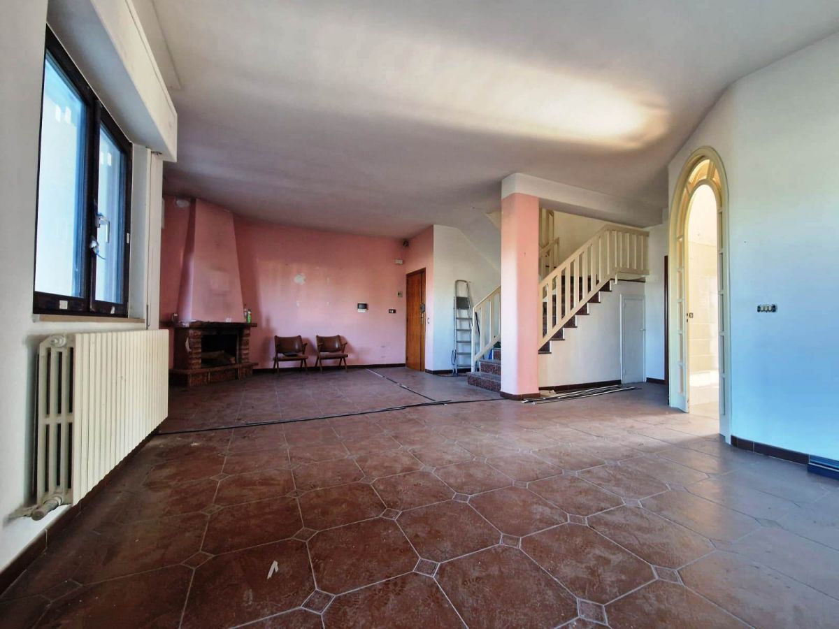 Appartamento di  5 vani /198 mq  a Trani (zona Capirro)