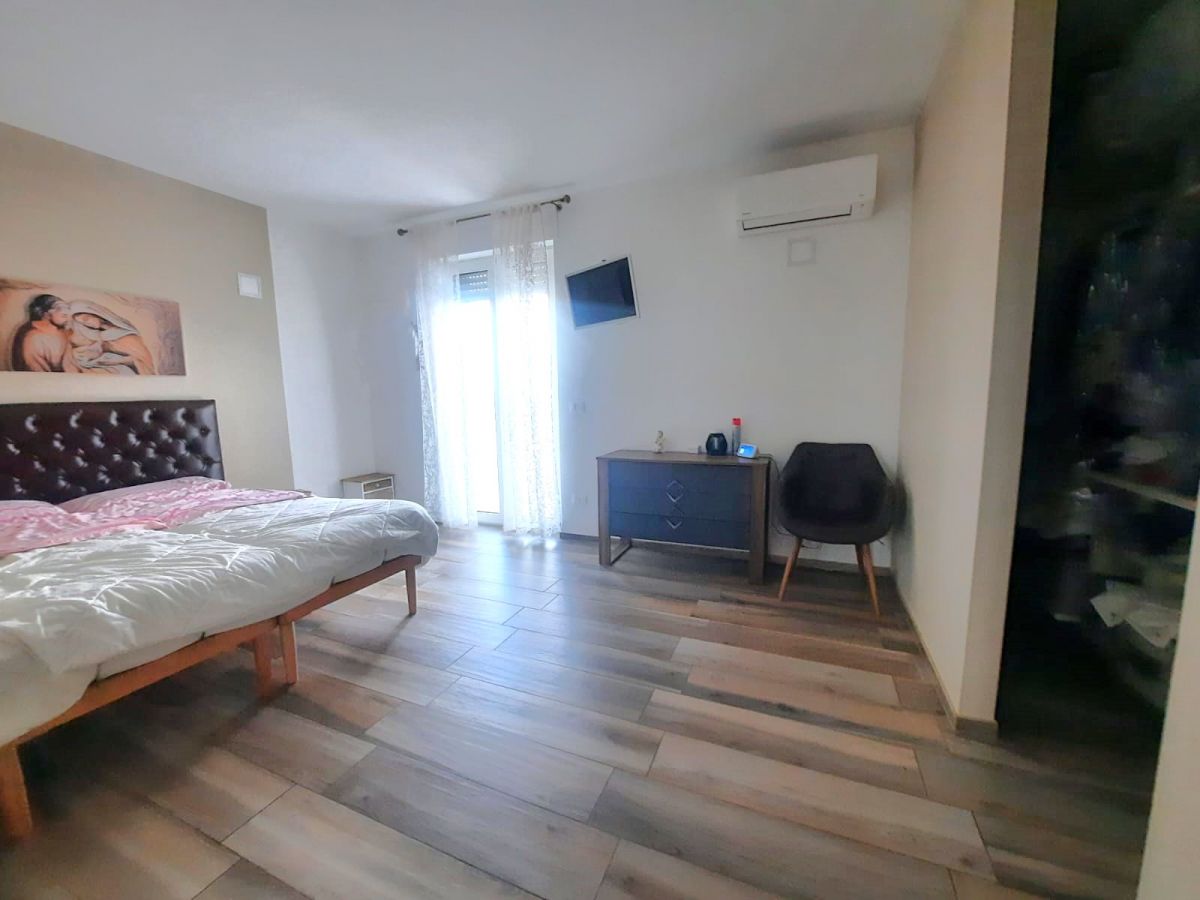 Villa (zona residenziale) di  8 vani /220 mq  a Polignano a Mare