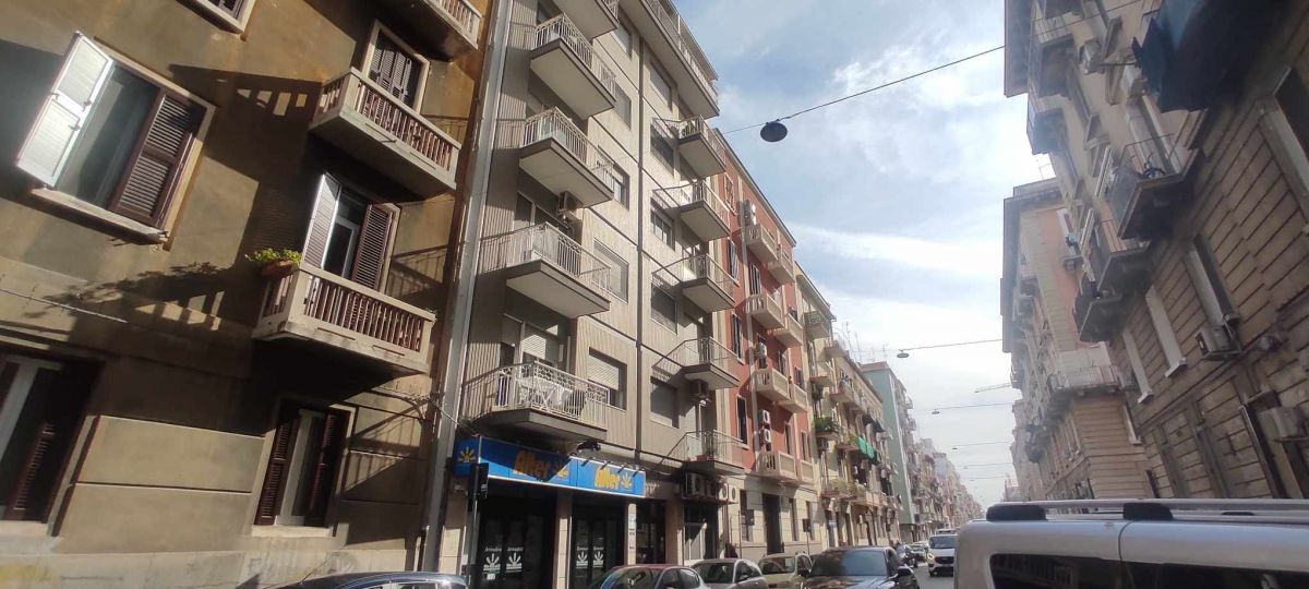 Appartamento di  5 vani /130 mq  a Bari - Libertà  (zona Brigata Regina)