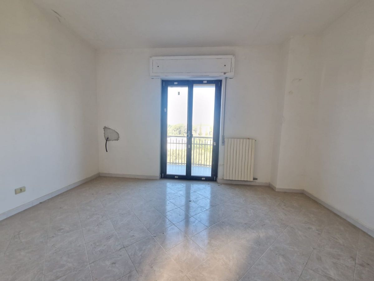 Appartamento di  5 vani /198 mq  a Trani (zona Capirro)