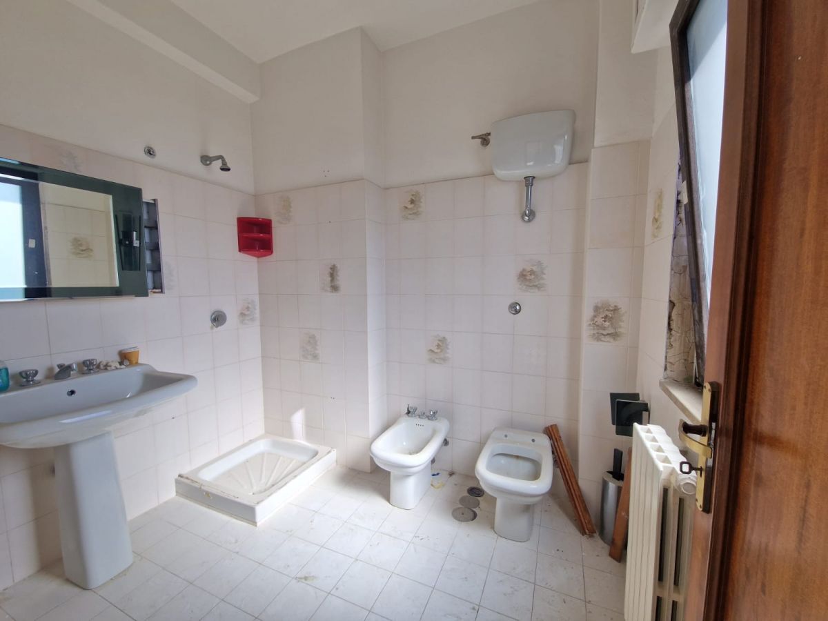 Appartamento di  5 vani /198 mq  a Trani (zona Capirro)