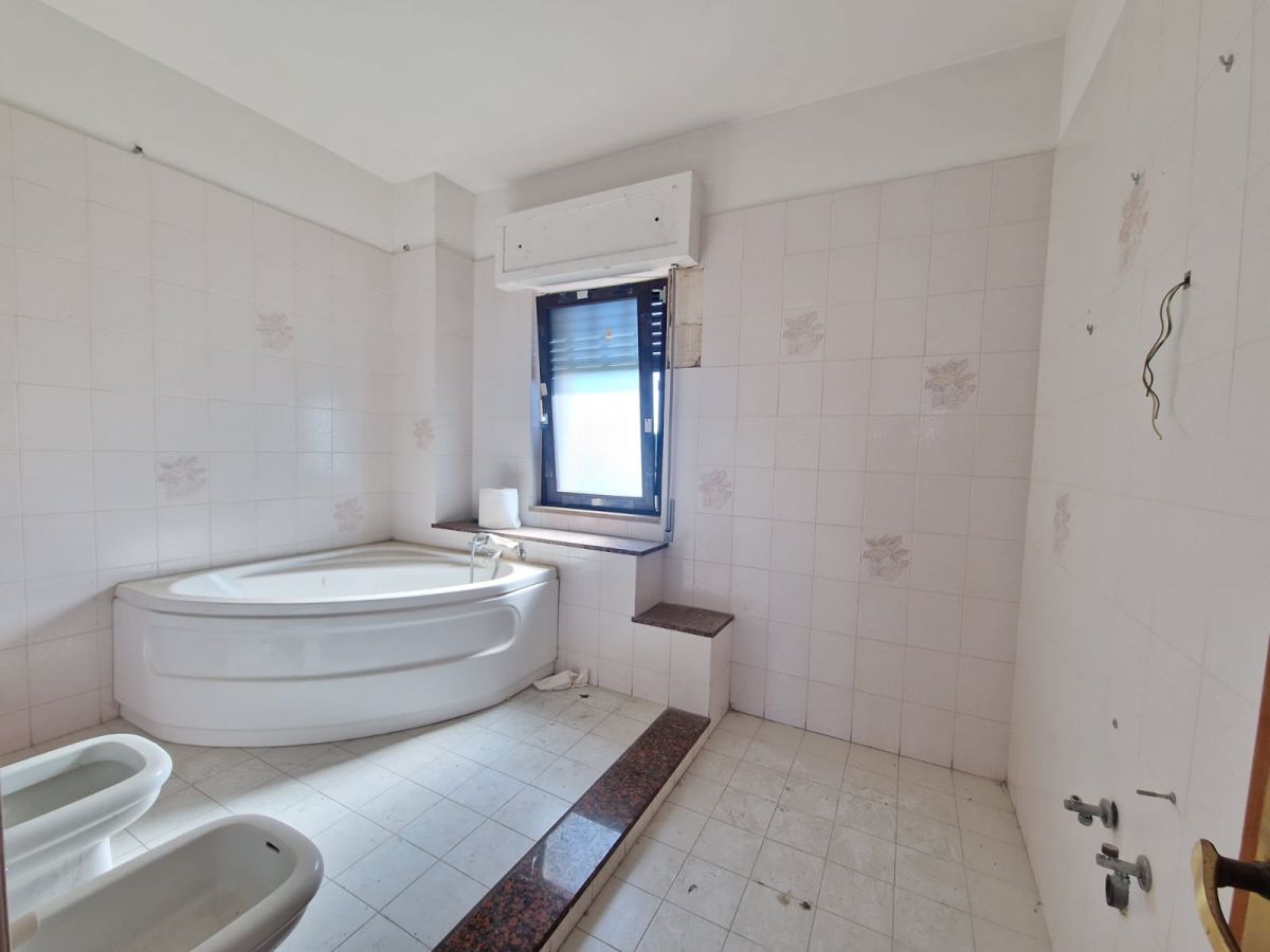 Appartamento di  5 vani /198 mq  a Trani (zona Capirro)