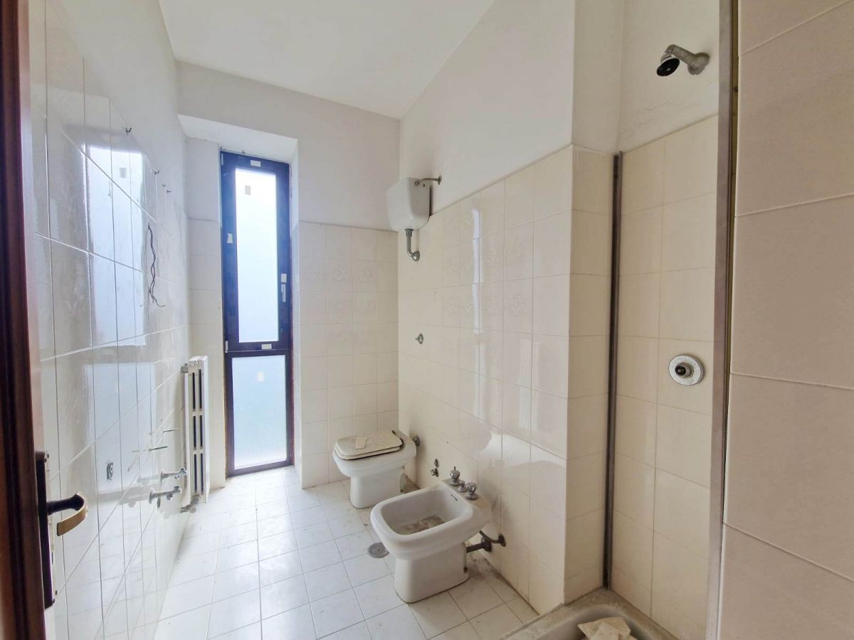 Appartamento di  5 vani /198 mq  a Trani (zona Capirro)