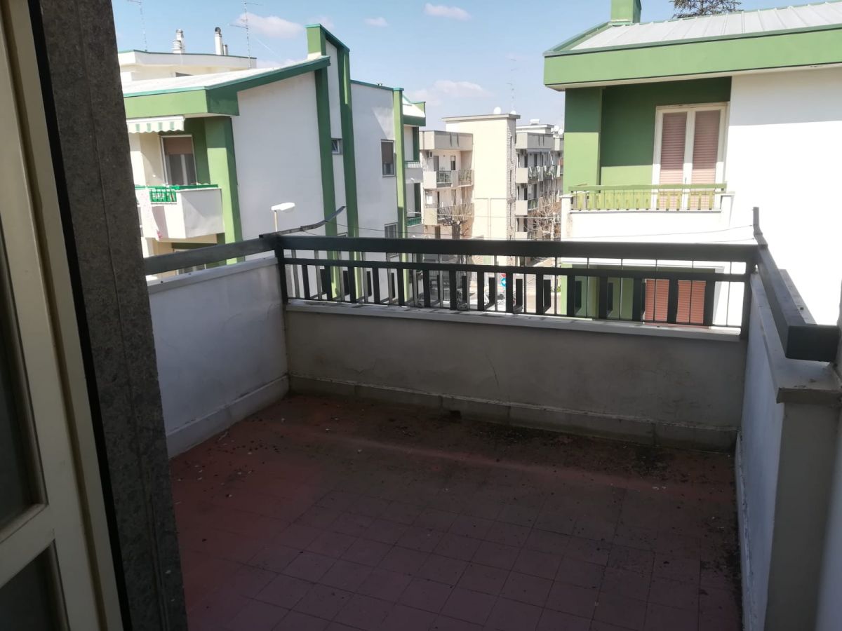 Appartamento di  3 vani /135 mq  a Cassano delle Murge (zona Centrale)