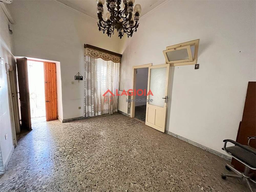 Casa indipendente di  3 vani /60 mq  a Cellamare (zona centro)