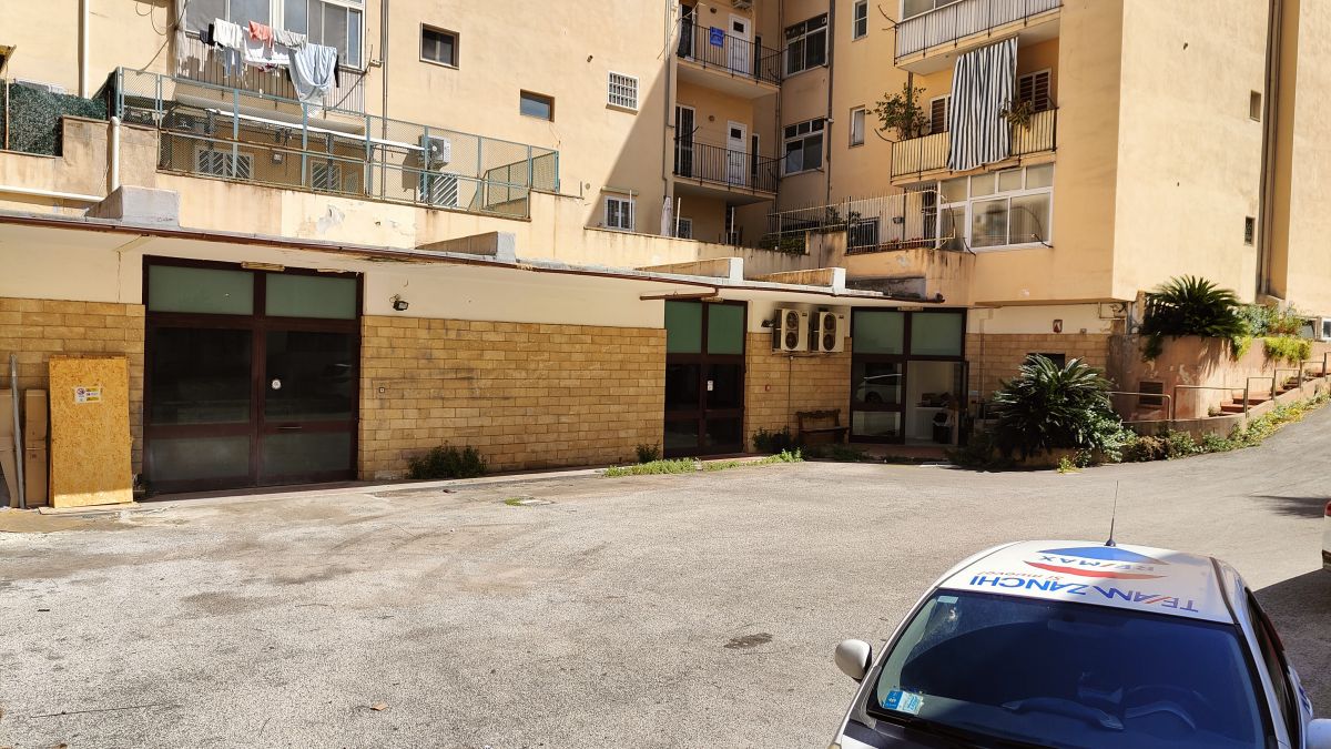 Magazzino di 575 mq  a Bari - San Pasquale bassa (zona Campus)