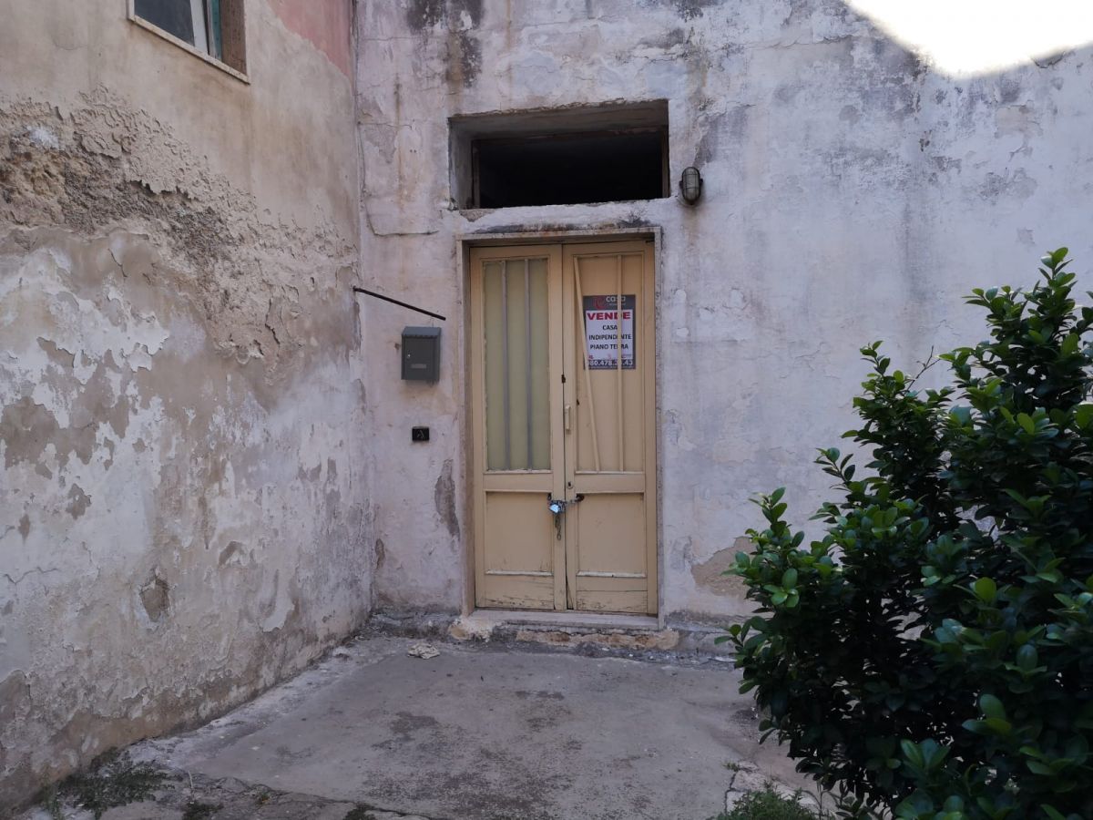 Casa indipendente di  3 vani /85 mq  a Noicattaro (zona zona villa)