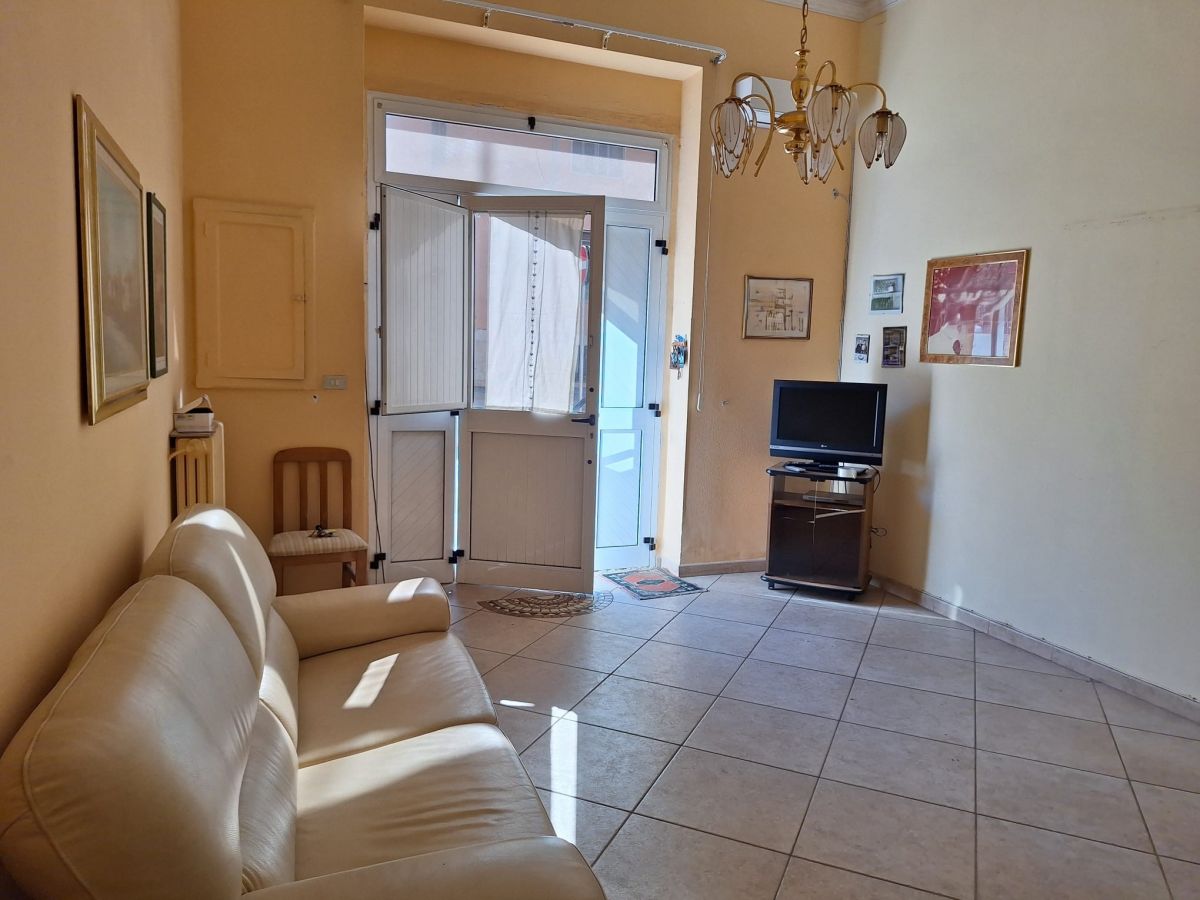 Casa indipendente di  2 vani /110 mq  a Noicattaro (zona zona villa)