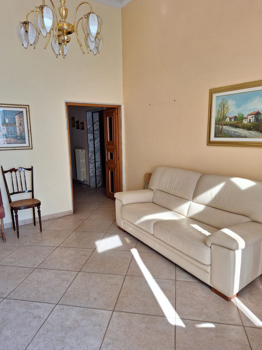 Casa indipendente di  2 vani /110 mq  a Noicattaro (zona zona villa)