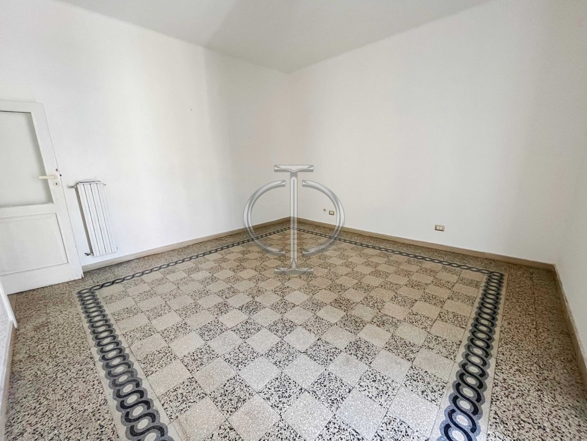 Palazzo / Stabile/200 mq  a Bari - Murat (zona Borgo Antico)