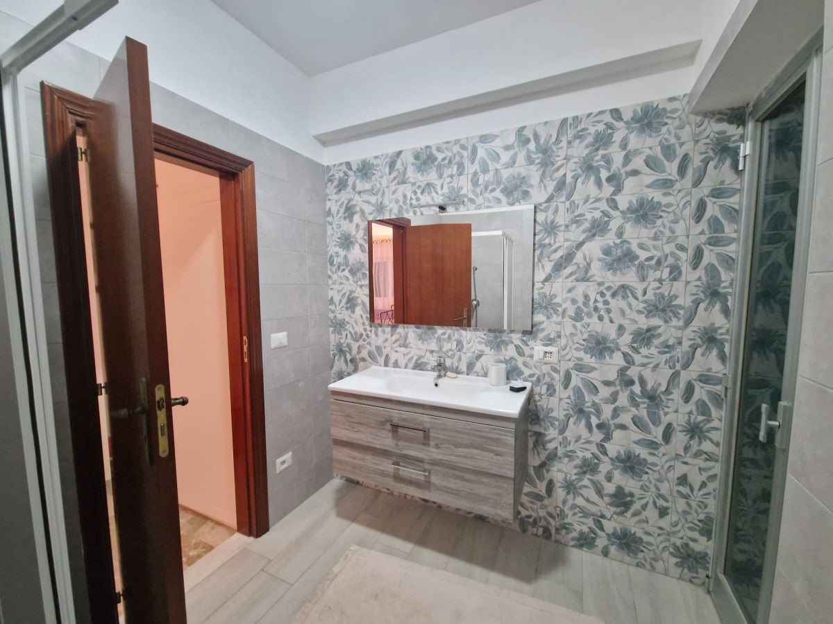 Appartamento in villa con piscina condominiale di  5 vani /155 mq  a Trani (zona Sud)