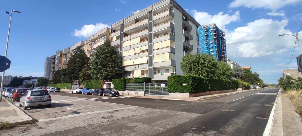 Laboratorio di  3 vani /139 mq  a Bari - Loseto (zona a 300 mt. dalla nuova stazione RFI)