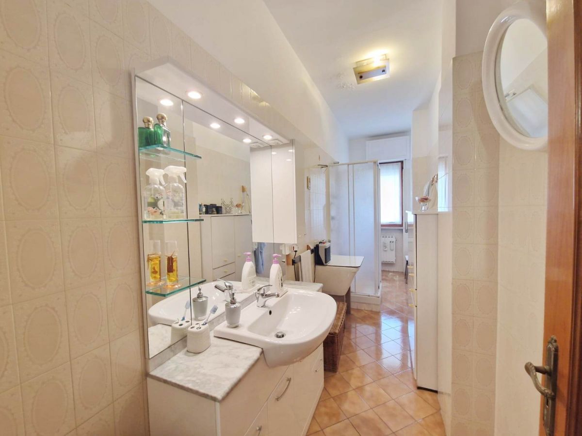 Appartamento di  4 vani /169 mq  a Trani (zona Zona Ospedale)