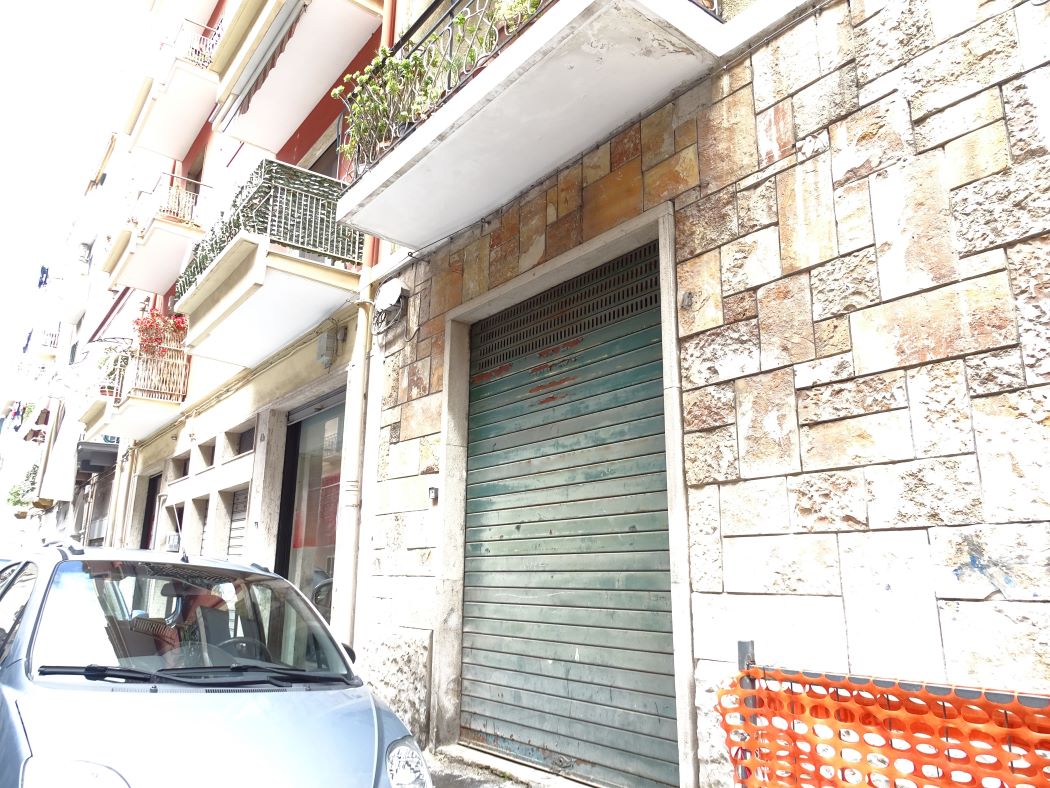 Libertà , pressi Tribunale, Locale di mq. 60 circa in vendita. Euro 30.000