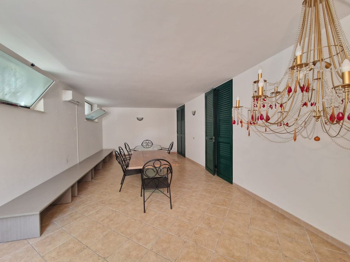 Appartamento in villa con piscina condominiale di  5 vani /155 mq  a Trani (zona Sud)