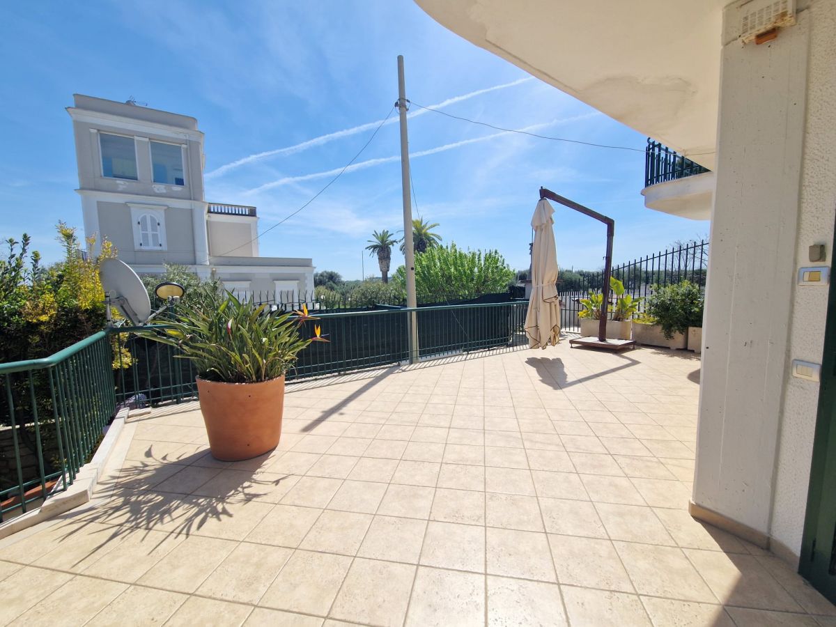 Appartamento in villa con piscina condominiale di  5 vani /155 mq  a Trani (zona Sud)