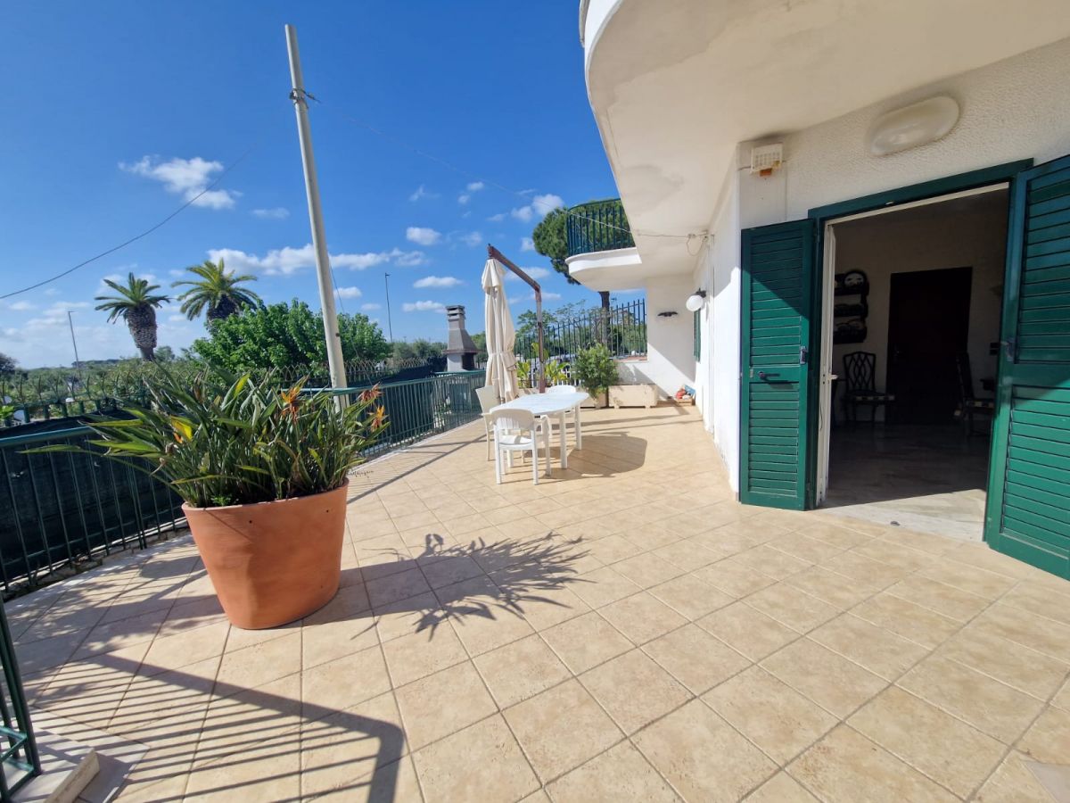 Appartamento in villa con piscina condominiale di  5 vani /155 mq  a Trani (zona Sud)