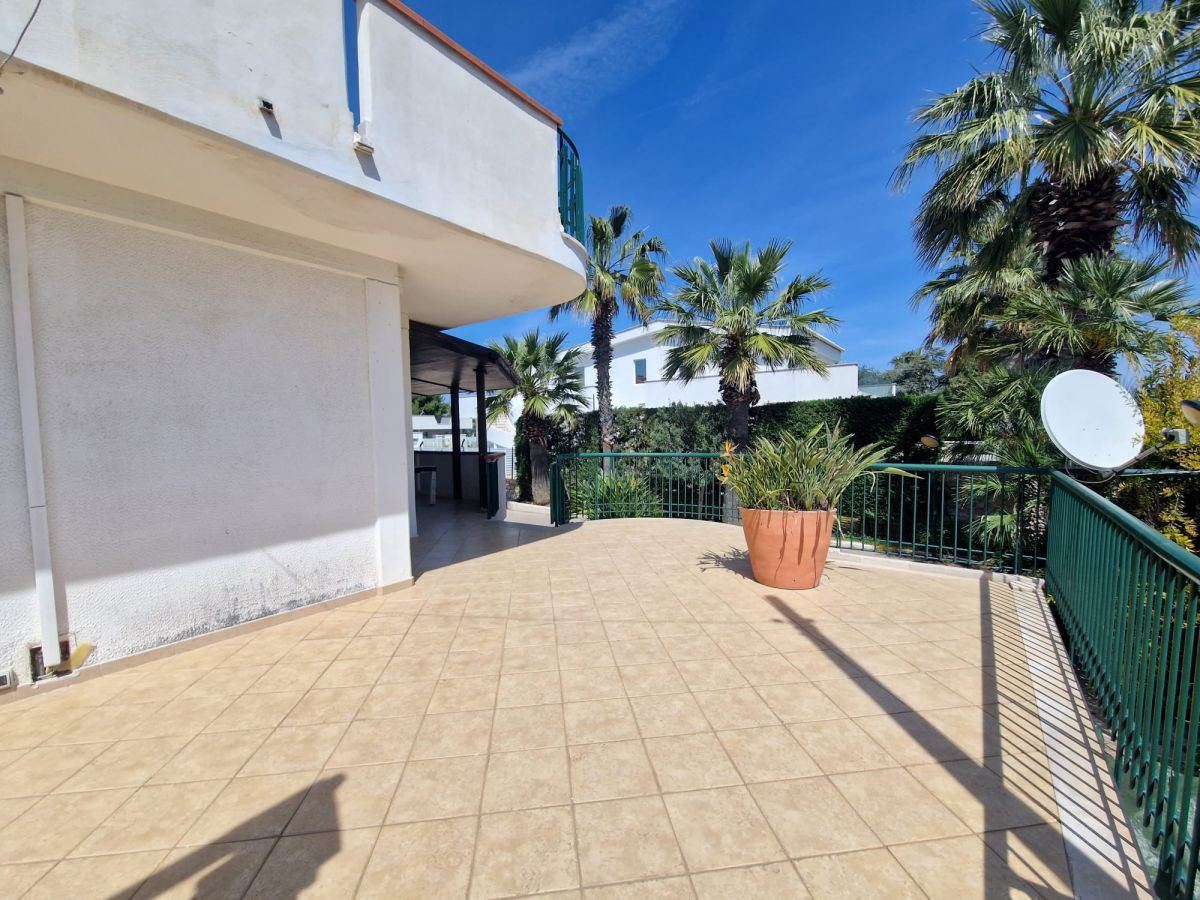 Appartamento in villa con piscina condominiale di  5 vani /155 mq  a Trani (zona Sud)