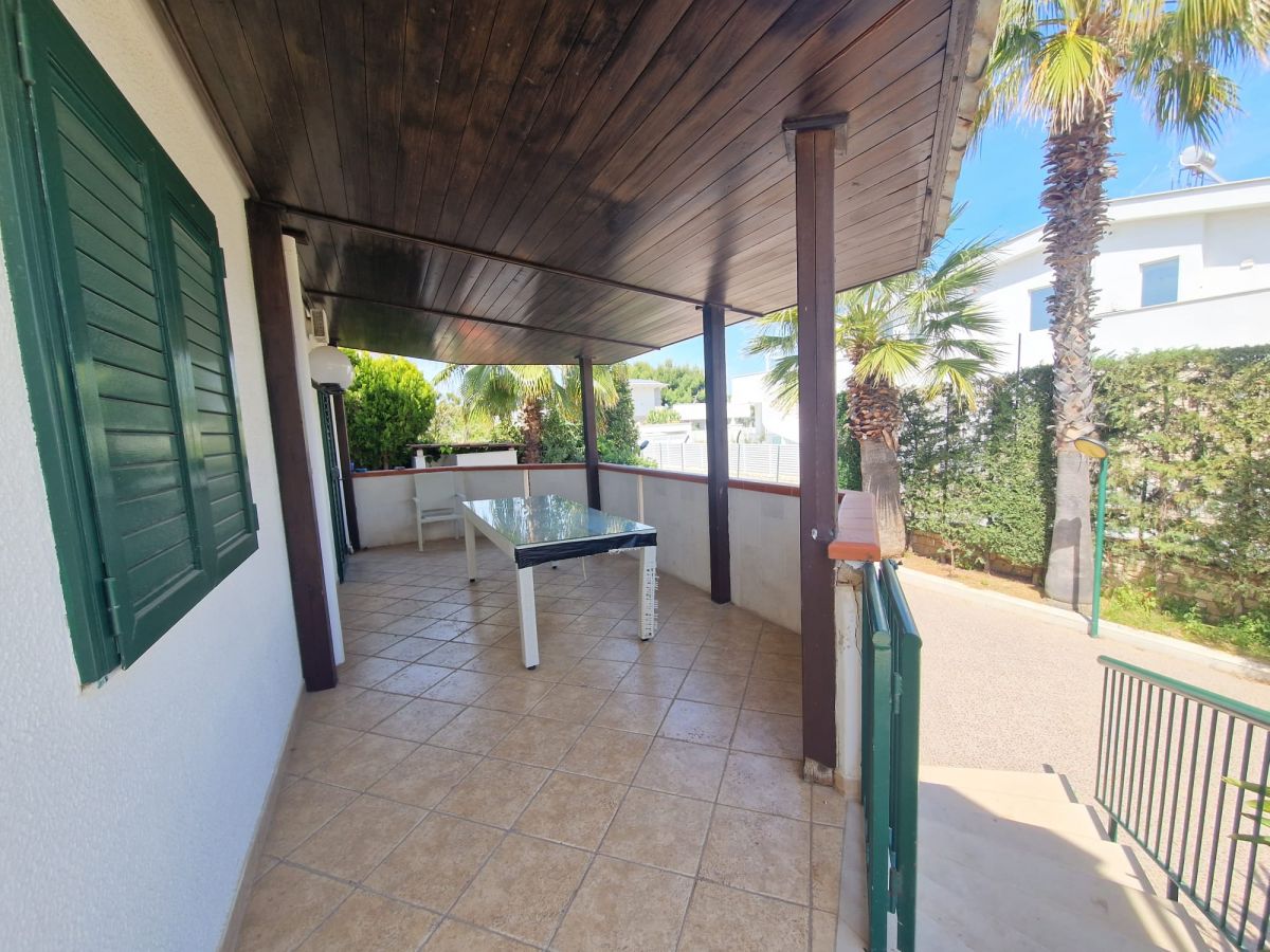 Appartamento in villa con piscina condominiale di  5 vani /155 mq  a Trani (zona Sud)