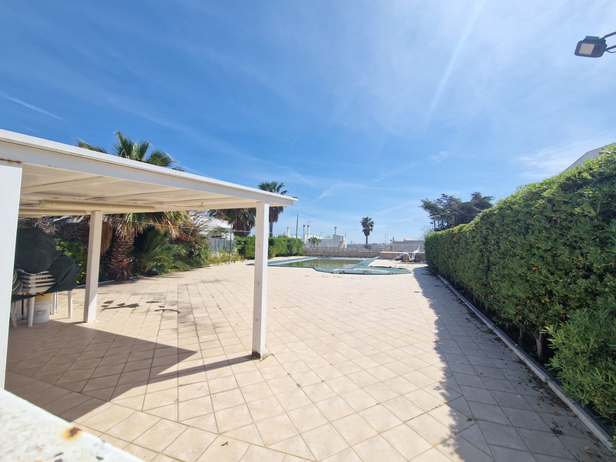 Appartamento in villa con piscina condominiale di  5 vani /155 mq  a Trani (zona Sud)