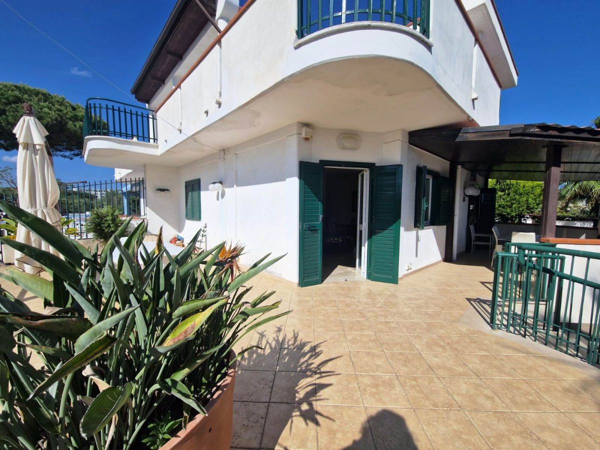 Appartamento in villa con piscina condominiale di  5 vani /155 mq  a Trani (zona Sud)