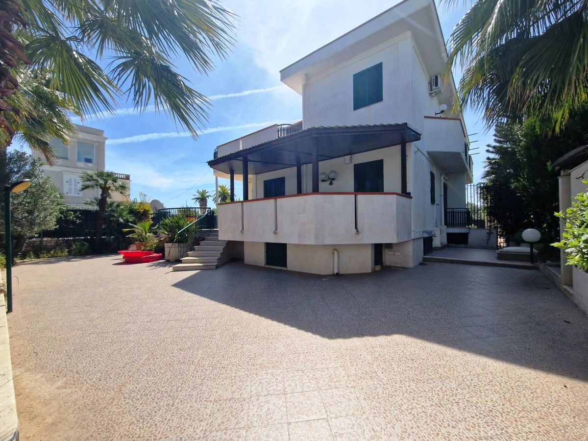 Appartamento in villa con piscina condominiale di  5 vani /155 mq  a Trani (zona Sud)