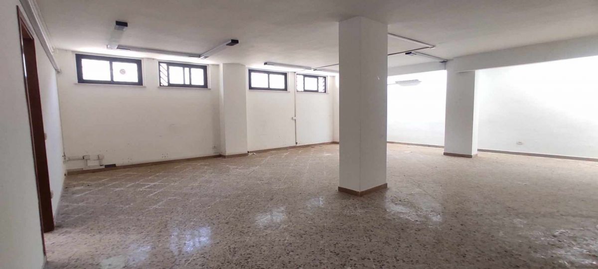 Laboratorio di  3 vani /139 mq  a Bari - Loseto (zona a 300 mt. dalla nuova stazione RFI)