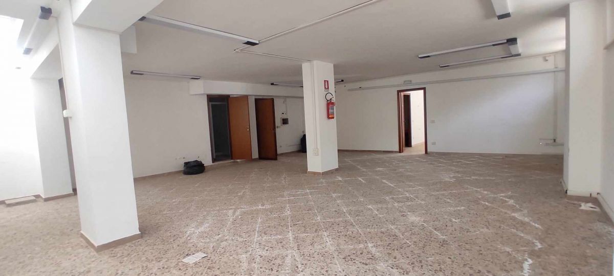 Laboratorio di  3 vani /139 mq  a Bari - Loseto (zona a 300 mt. dalla nuova stazione RFI)