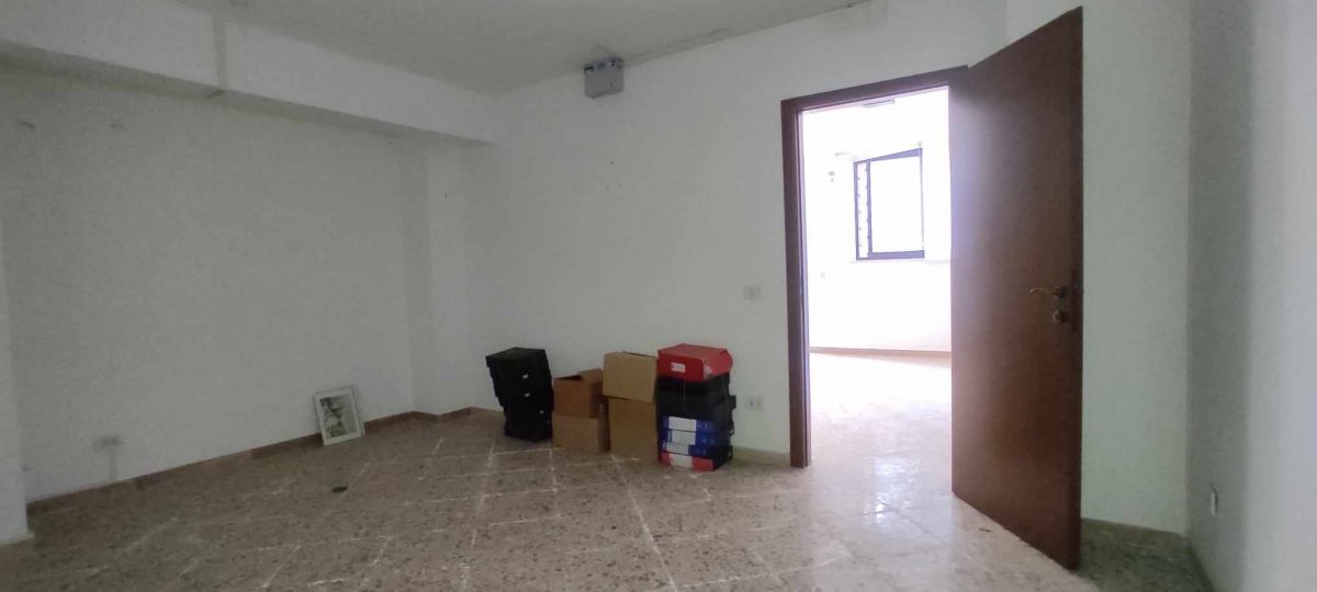 Laboratorio di  3 vani /139 mq  a Bari - Loseto (zona a 300 mt. dalla nuova stazione RFI)