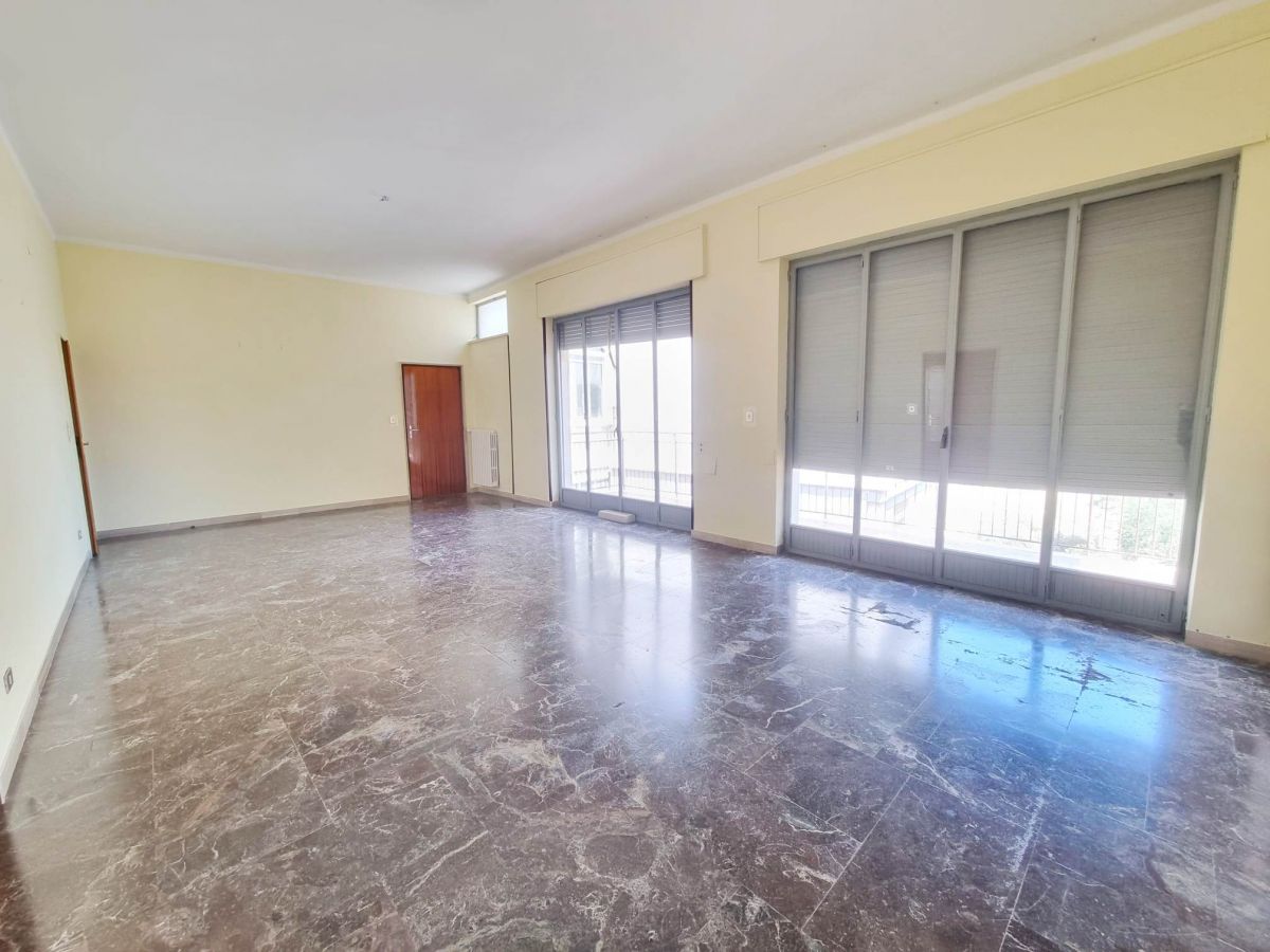 Appartamento di  5 vani /163 mq  a Trani (zona Centro)