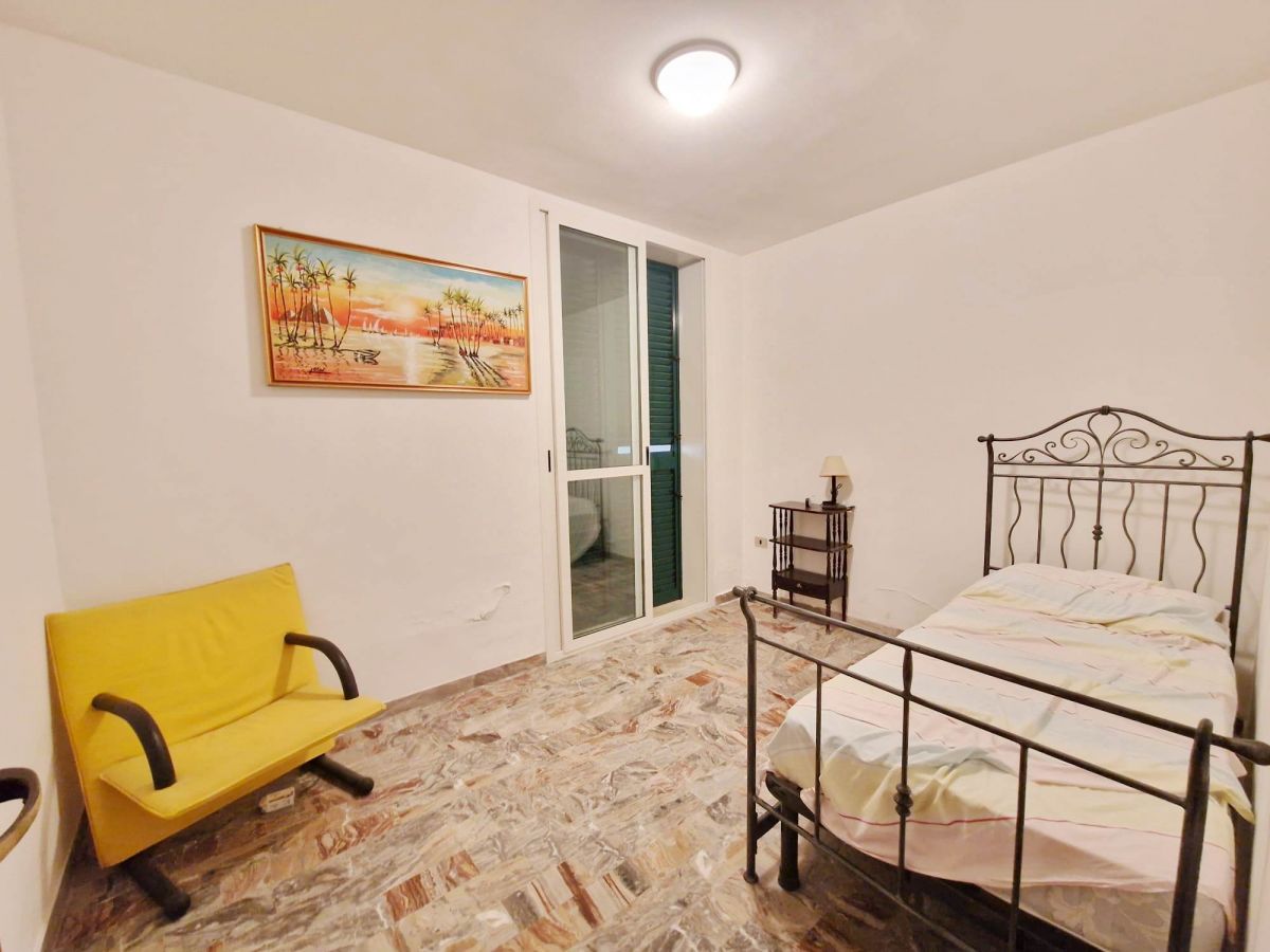 Appartamento in villa con piscina condominiale di  5 vani /155 mq  a Trani (zona Sud)