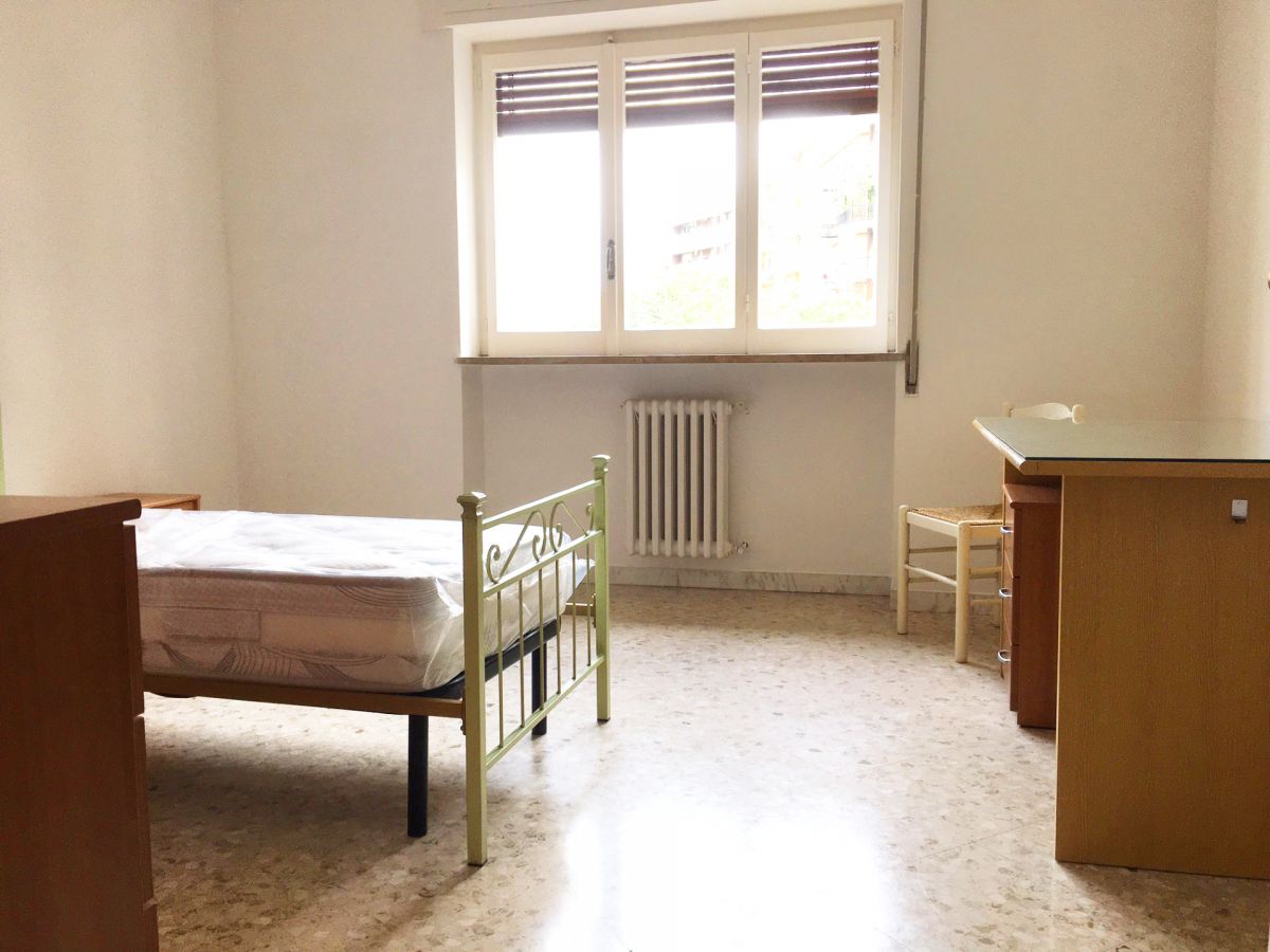 Appartamento di  3 vani /20 mq  a Bari - Picone (zona Policlinico - Stazione)