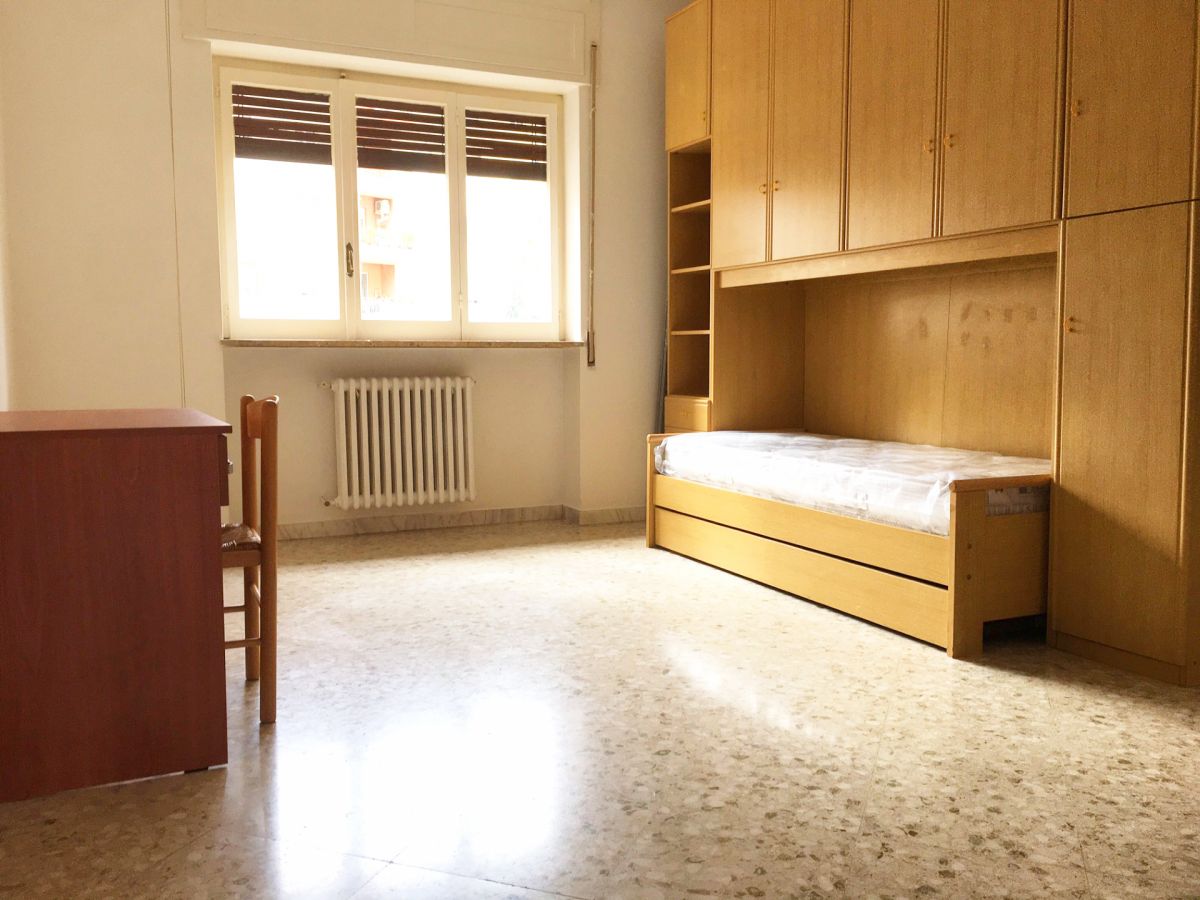 Appartamento di  3 vani /20 mq  a Bari - Picone (zona Policlinico - Stazione)