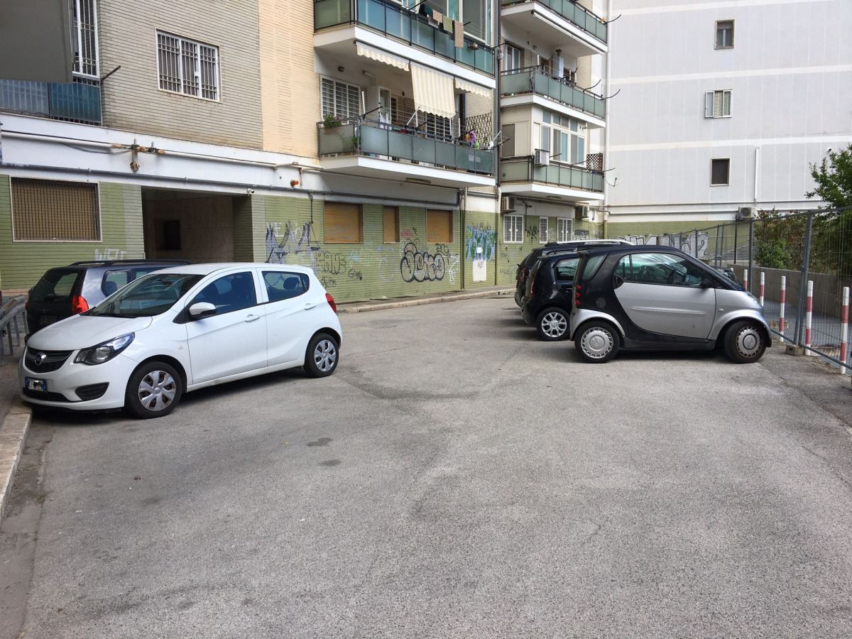 Appartamento di  3 vani /20 mq  a Bari - Picone (zona Policlinico - Stazione)