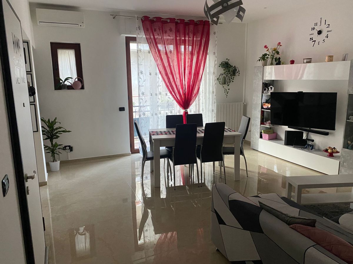 Appartamento di  3 vani /84 mq  a Noicattaro (zona zona villa)