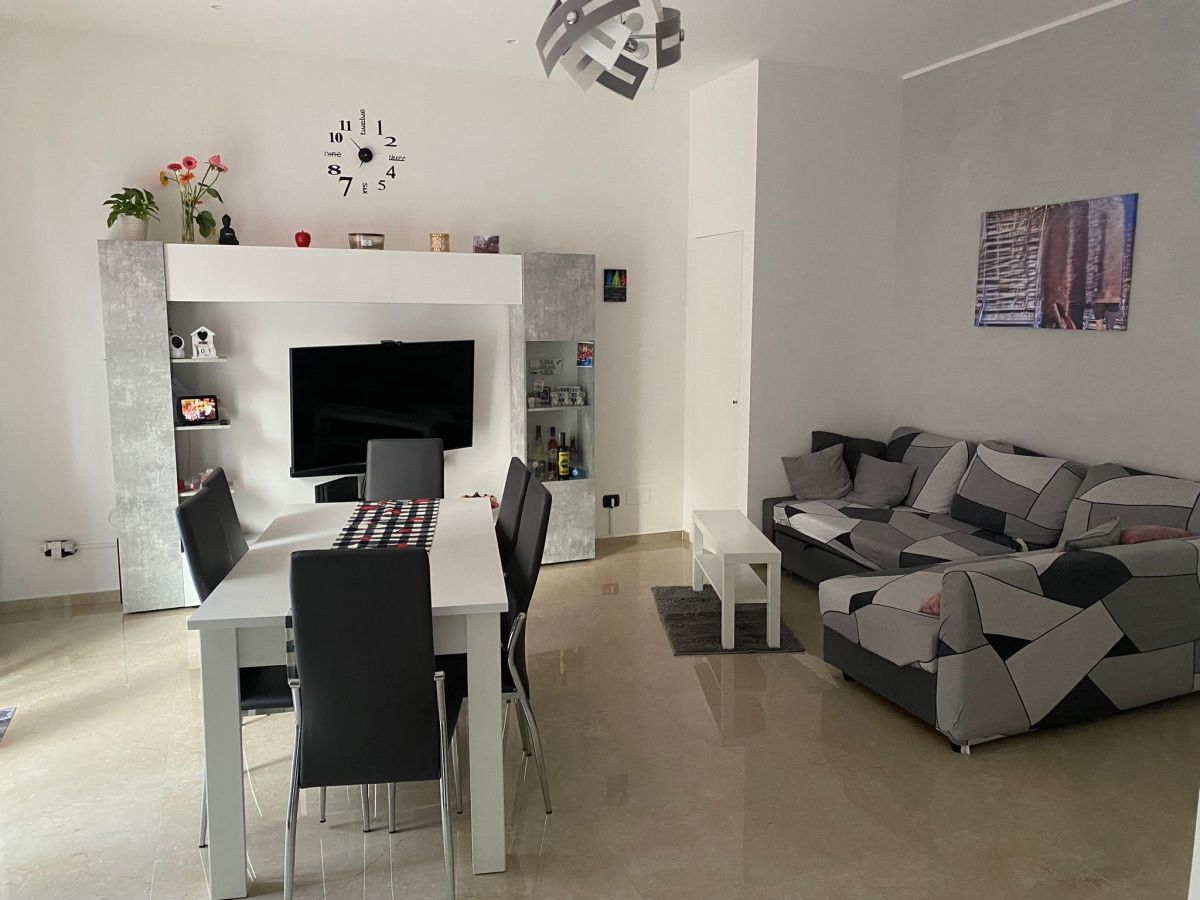 Appartamento di  3 vani /84 mq  a Noicattaro (zona zona villa)