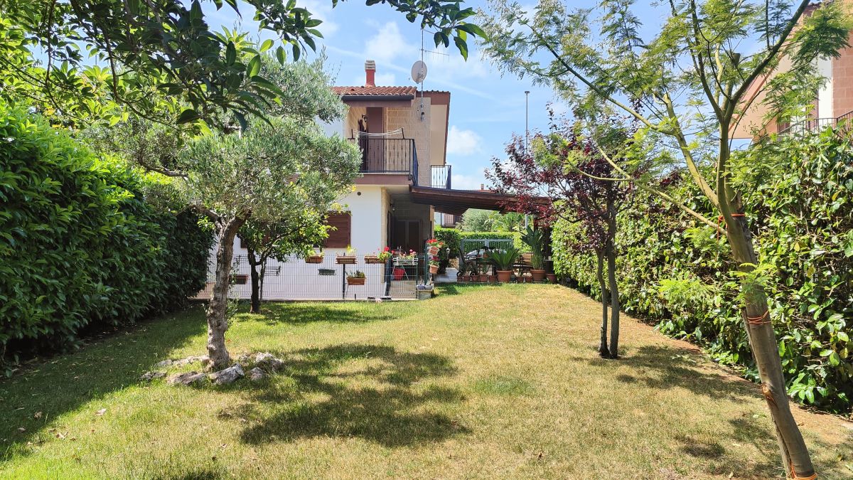 Villa (zona residenziale) di  4 vani /207 mq  a Noicattaro (zona Residence Parco Evoli)