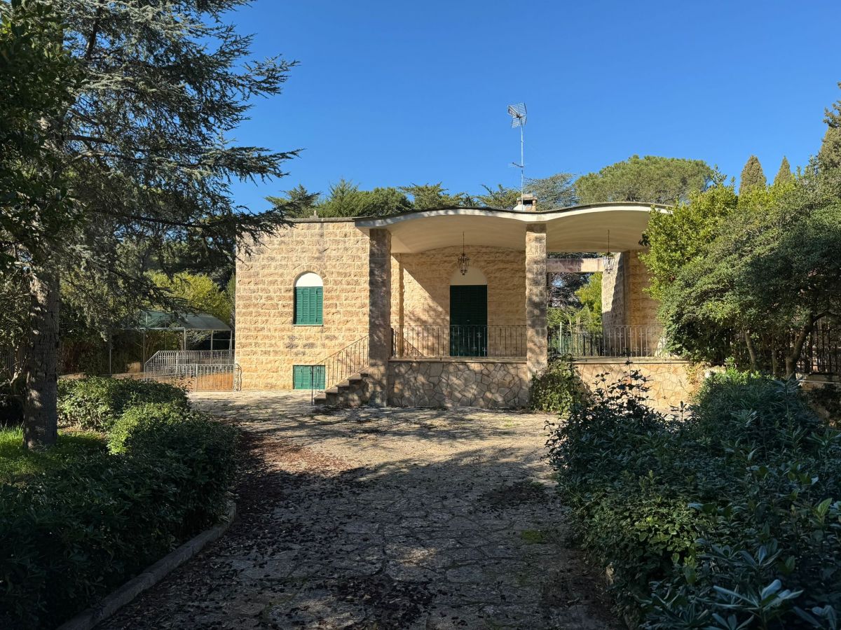 Villa (zona residenziale) di  6 vani /300 mq  a Fasano (zona Selva di Fasano)